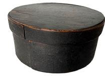 L468B New England 19th century Pantry Box with dry, uncleaned, original black painted surface. The overlapping steamed and bentwood sides are secured with small metal tacks. Natural patina interior. Measurements: 5 ¾ top diameter x 5 ½ bottom diameter x 2 ½ tall.