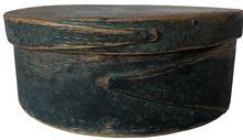 F27 19th century Small Dark Green -painted Lapped-seam Covered Box, America, round form with pine top and bottom and bent maple sides joined with opposing lapped fingers
