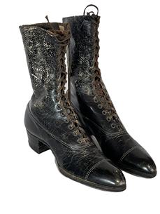 K1558 19th century pair of Ladies black leather boots. Classic Victorian era design with tall, curvy silhouette and lace up front. Unknown size. 