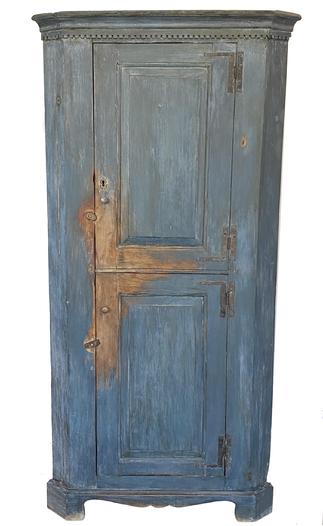 H179  18th century Delaware blue painted one-piece corner cupboard featuring two raised panel doors boasting original  �H & L� hinges, applied dental molding around the top and applied cut out bracket base. Great small size. Natural patina interior. Rosehead nail construction. Measurements: 74 ½� tall and takes a 26 ½� corner.